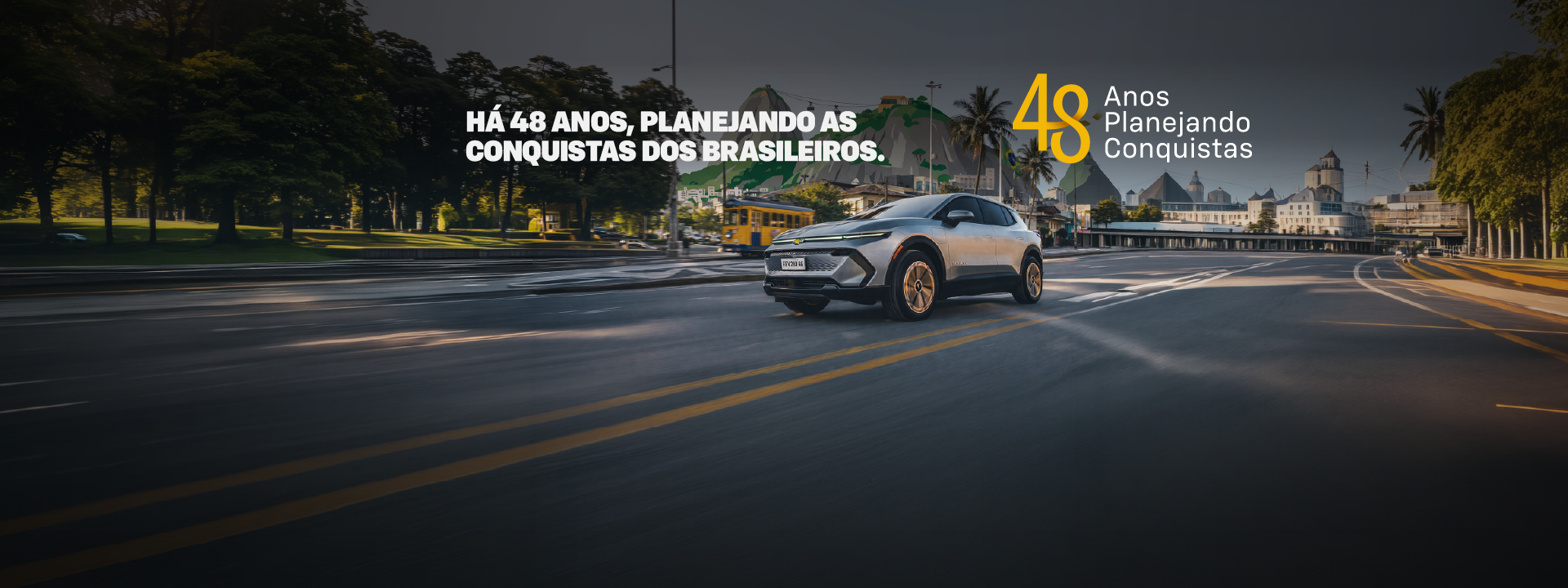 Chevrolet Montana em movimento em uma estrada ao lado do mar