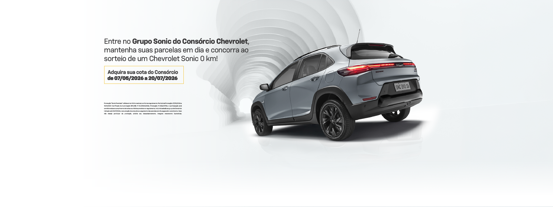 Chevrolet Montana em movimento em uma estrada ao lado do mar